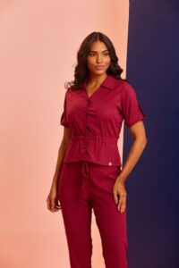 Jaleco feminino com gola alta