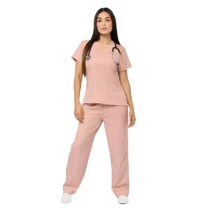 Profissional da saúde usando scrub feminino moderno e confortável em ambiente clínico