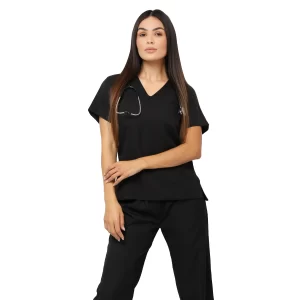 Profissional da saúde vestindo scrub feminino nas cores vinho e verde, demonstrando como a escolha da cor influencia a imagem e percepção no ambiente clínico.