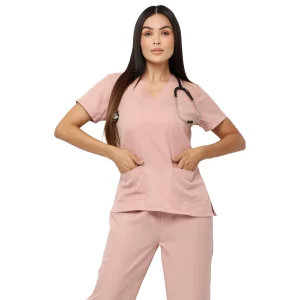 Enfermeira usando scrub feminino moderno e confortável em ambiente hospitalar
