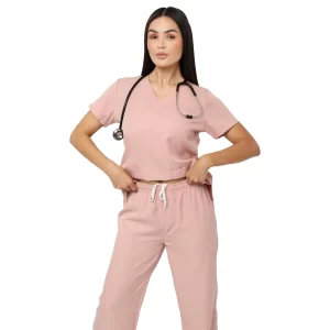 Profissional da saúde usando scrub limpo e bem cuidado após lavagem correta.