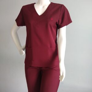 Scrub Feminino Vinho Excellence da Moda Scrubs: elegante, com bolsos e gola V. Tamanhos P-GG. Ideal você profissional da saúde.